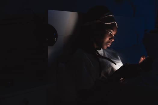 blue light at night melatonin suppression evidence - How blue light reaches the circadian system: melanopsin and retinal pathways